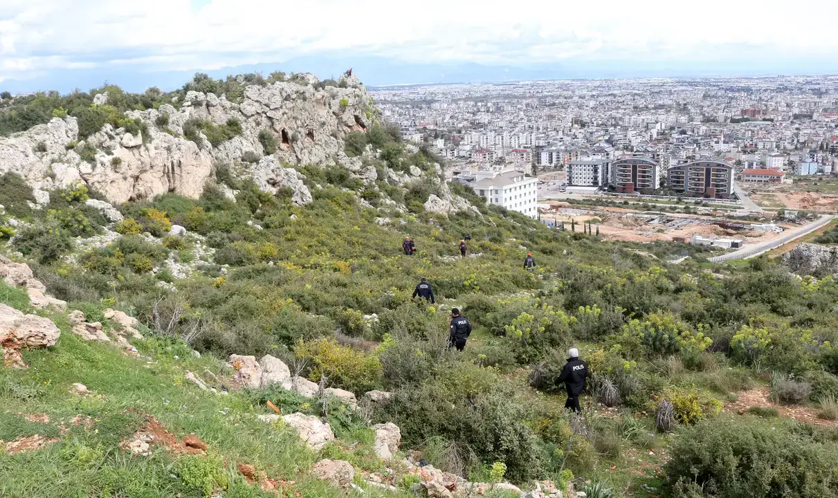 Genç Kadın Kepez'de 20 Metrelik Kayalıklardan Düştü 1